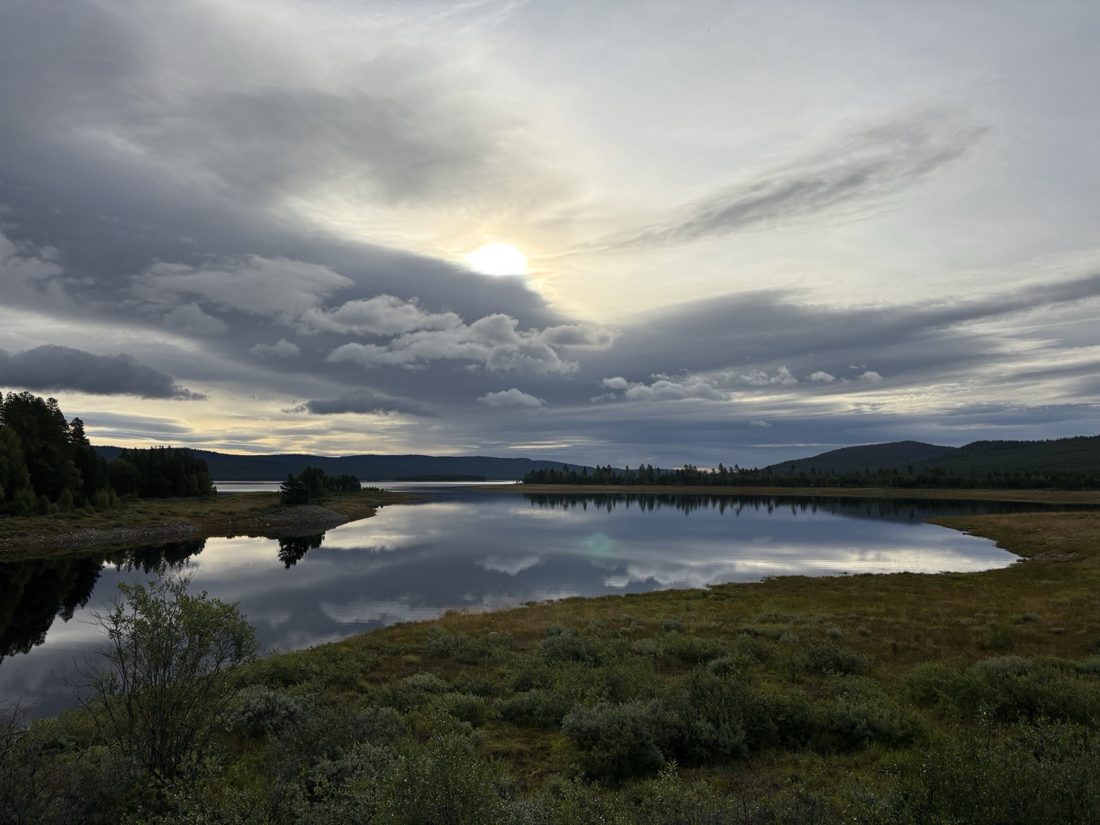 Sommarnatt över fjällsjö i Funäsfjällen